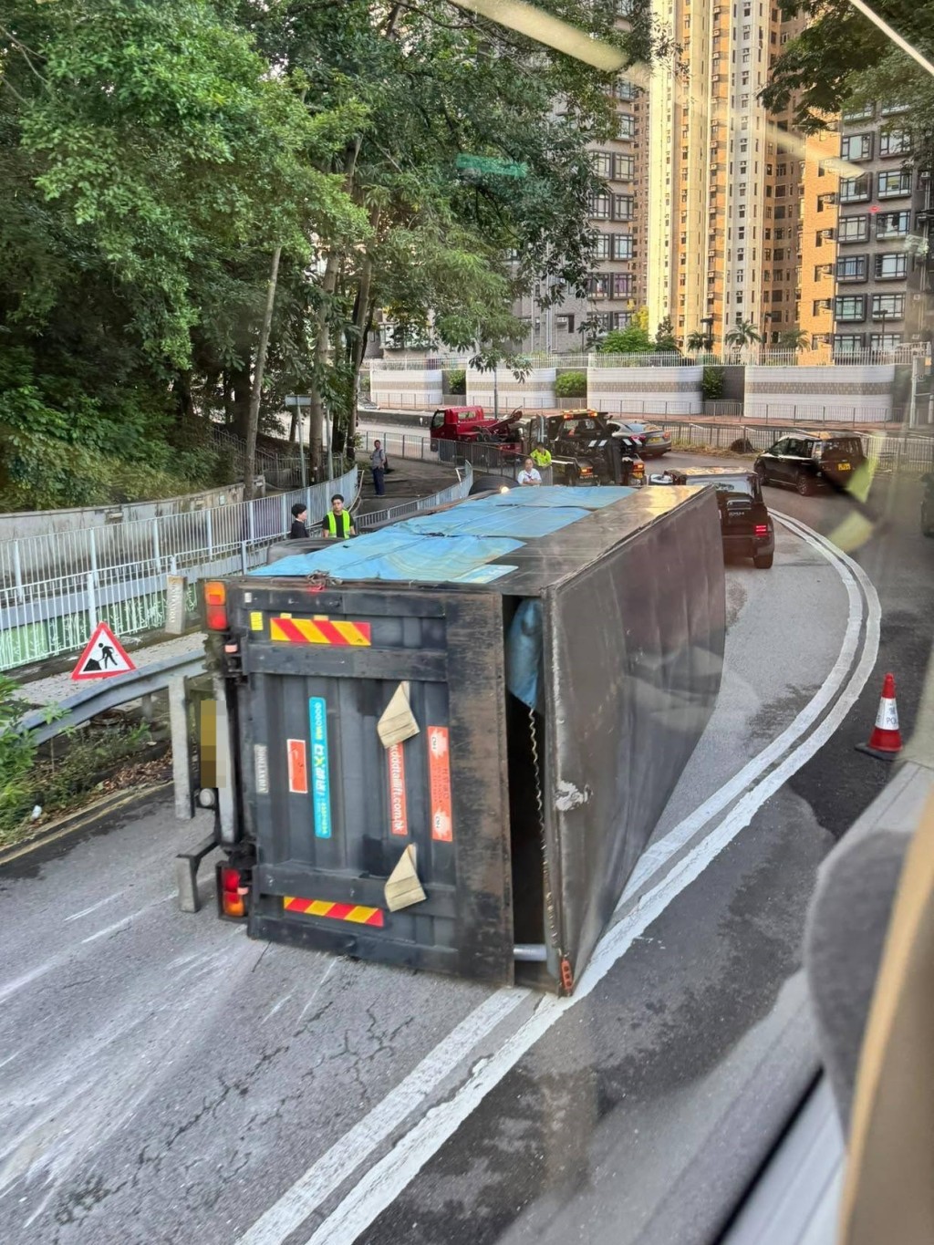 貨車失控翻轉。FB：Edwin Ying Fai@小心駕駛(討論別人同駕駛態度)
