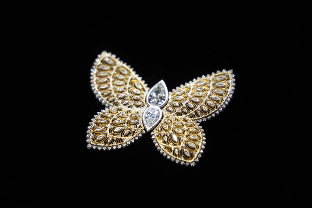 此威尼斯蝴蝶胸针是由Andrea与其女儿，即品牌联合创意设计师Lucrezia特意为是次展览设计，主体由2颗分别重8.51卡及5.10卡的水滴形钻石组成。一双翅膀镶有50颗榄尖形切割钻石和270颗圆形明亮式切割钻石。