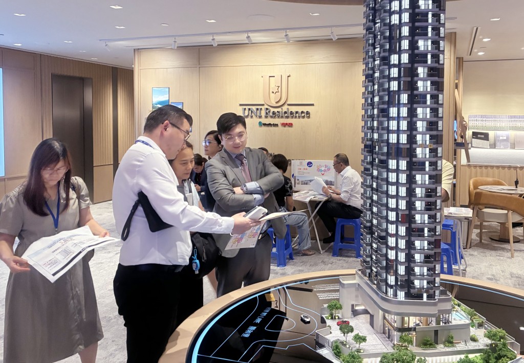 UNI Residence昨續開放示範單位參觀,不時出現睇樓人流。 UNI Residence昨續開放示範單位參觀,不時出現睇樓人流。