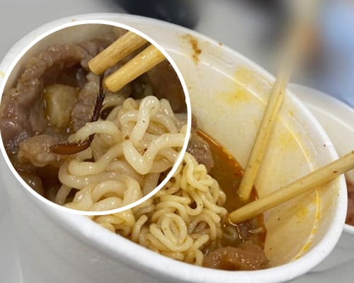 網民發現該碗沙嗲牛肉麵外賣中,竟插著一隻曱甴腳。「中伏飲食報料區」FB圖片