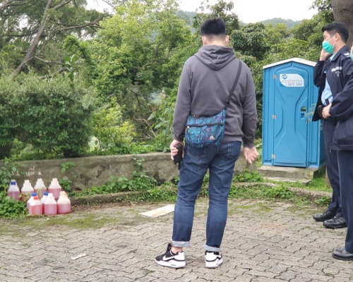 警方調查事件。