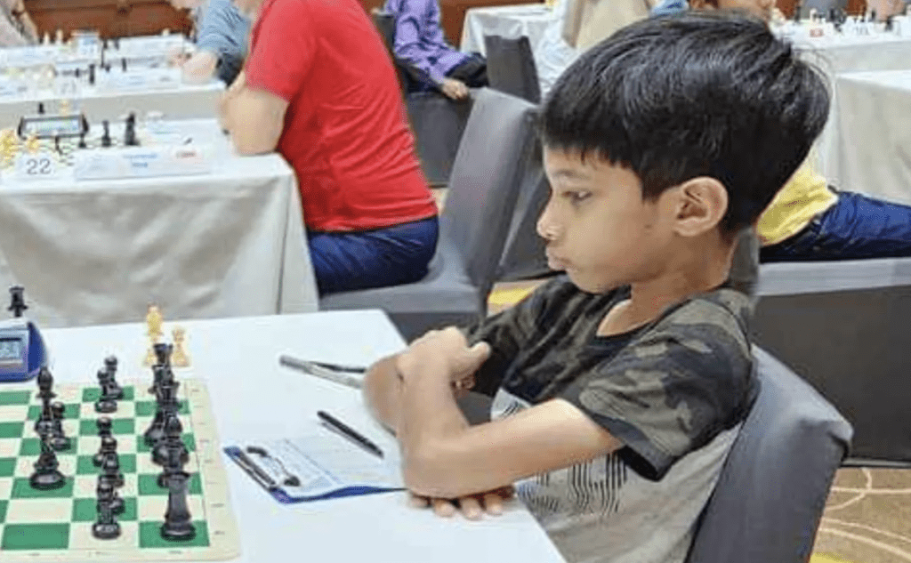 阿什瓦斯4歲時就學透了國際象棋的竅門，每天花7個小時練習。Facebook