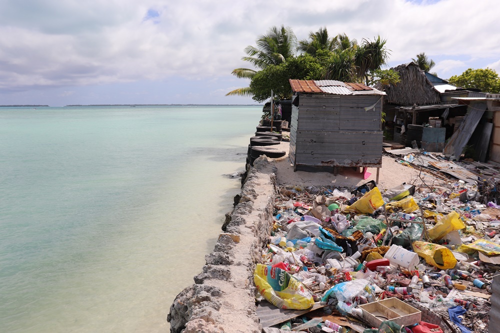 基里巴斯亦面对食水短缺，井水被过度抽取，并受到海水和废物污染，加上人们在住宅旁埋葬亲属等习惯，加剧水源污染。©Joanne Lillie/MSF