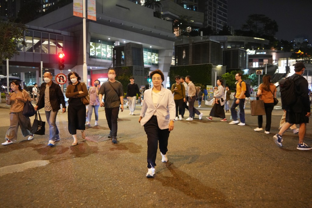 方国珊在现场表示，市民在该路段斜行过马路10多年，可谓「约定俗成」。吴艳玲摄