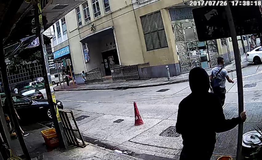 兩刀手搶去男事主載有11萬元的斜孭袋後逃去無蹤。閉路電視畫面截圖