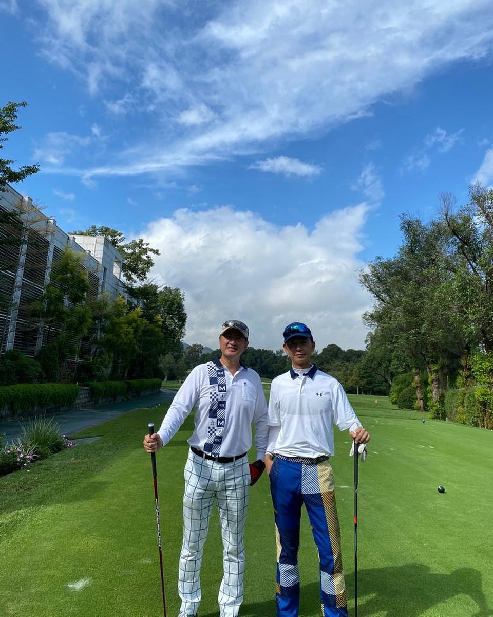 鄧梓峰近日分享一張打高爾夫球照片，好型仔。