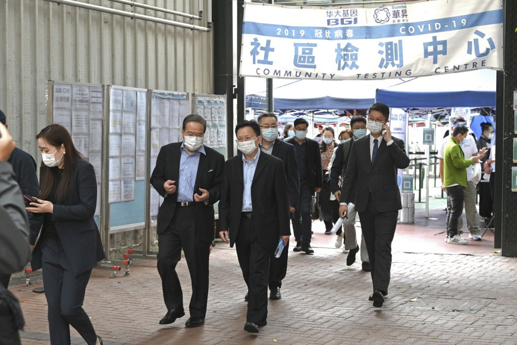 專家團考察華大基因承辦油麻地梁顯利社區檢測中心。