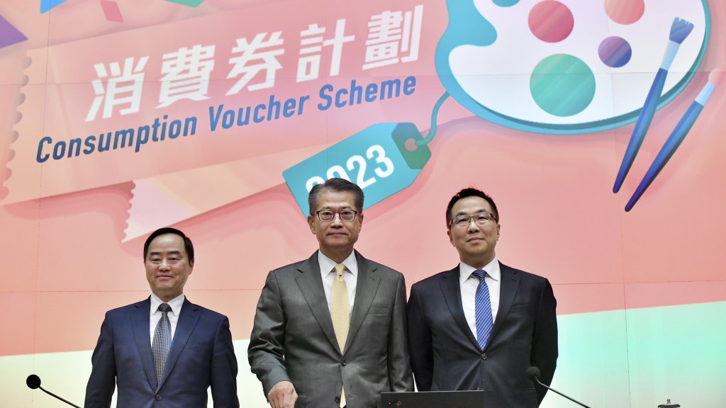 陳茂波宣布,首輪3,000元消費券4月16日發放。盧江球攝
