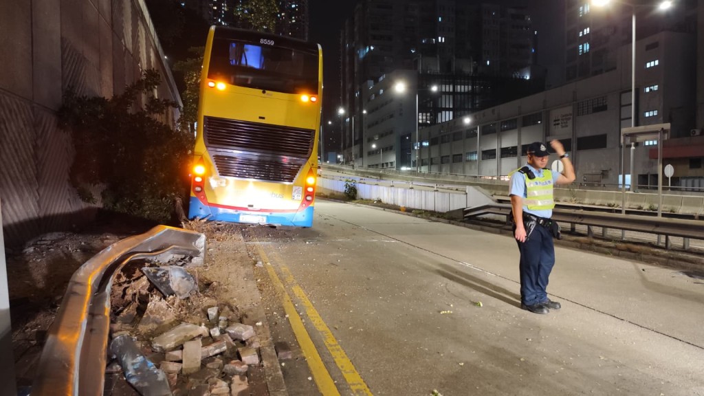 路邊石壆意外中被撞毀。曾志恆攝