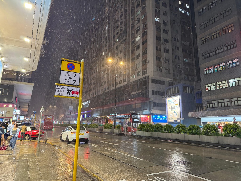 天文台在晚上8時正發出黃色暴雨警告信號。陳俊豪攝