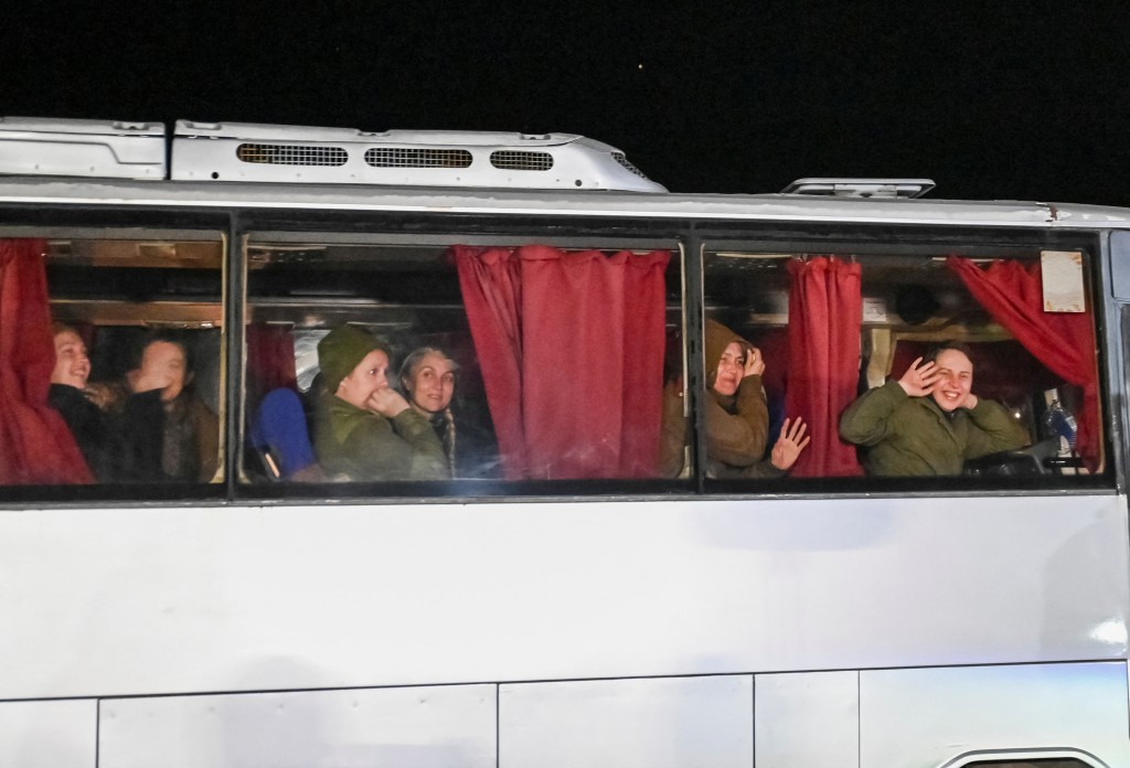 部分獲釋的烏克蘭女子坐上巴士準備回國。路透