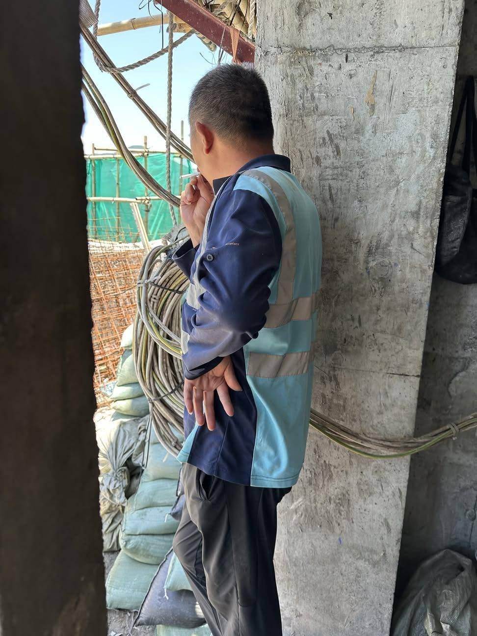 目擊者形容吸煙工人「如入無人之境」。Threads:lamtung_117 目擊者形容吸煙工人「如入無人之境」。Threads:lamtung_117