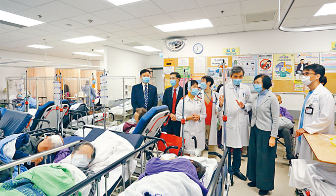 北區醫院計畫擴建。圖為去年食衞局局長陳肇始視察該院急症室情況。