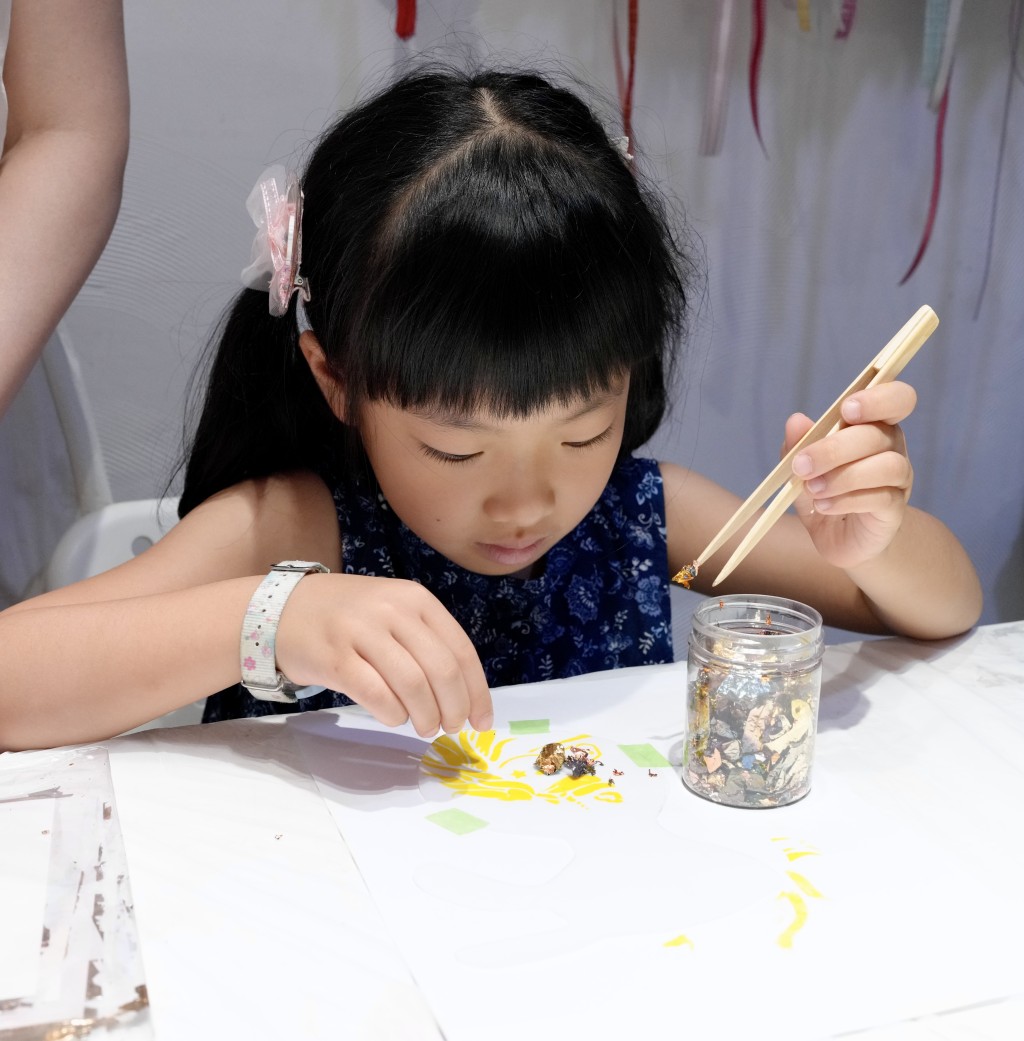 彩箔創作過程注重技巧和細節，能培養專注力和創意表達， 也是一種紓緩壓力、 促進心靈平靜的方 式。（圖片來源：《親子王》）