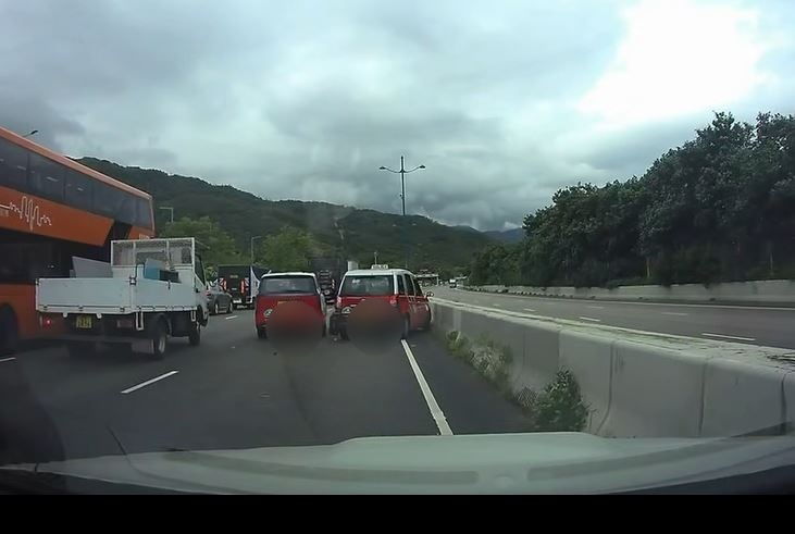 載客的士繼續衝前兩個車身始停。fb車cam L（香港群組）Raymond Kwong影片截圖
