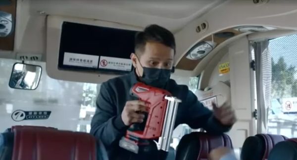 邵卓尧于《白色强人II》饰演的「林家权」为生计铤而走险，持钉枪打劫旅巴乘客。