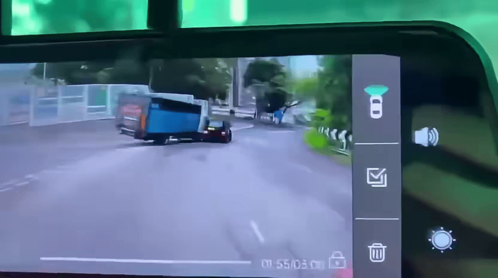 貨車收掣不及撞到私家車。FB：Kitty Chau@車Cam L（香港群組）