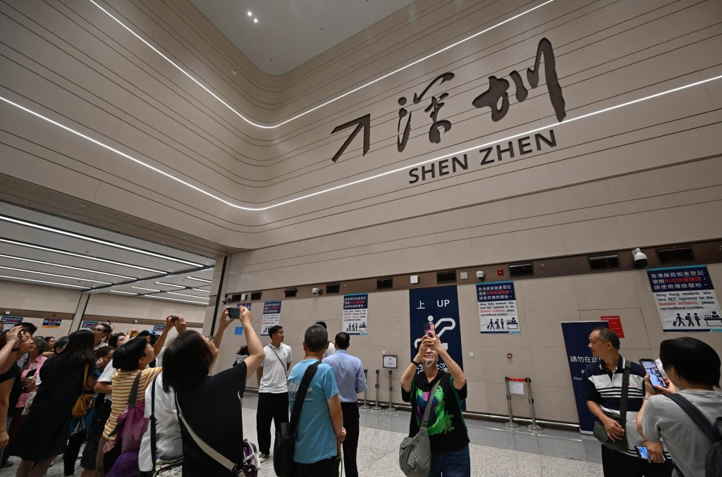 參加者了解大樓的室內設計亮點。政府新聞處 參加者了解大樓的室內設計亮點。政府新聞處