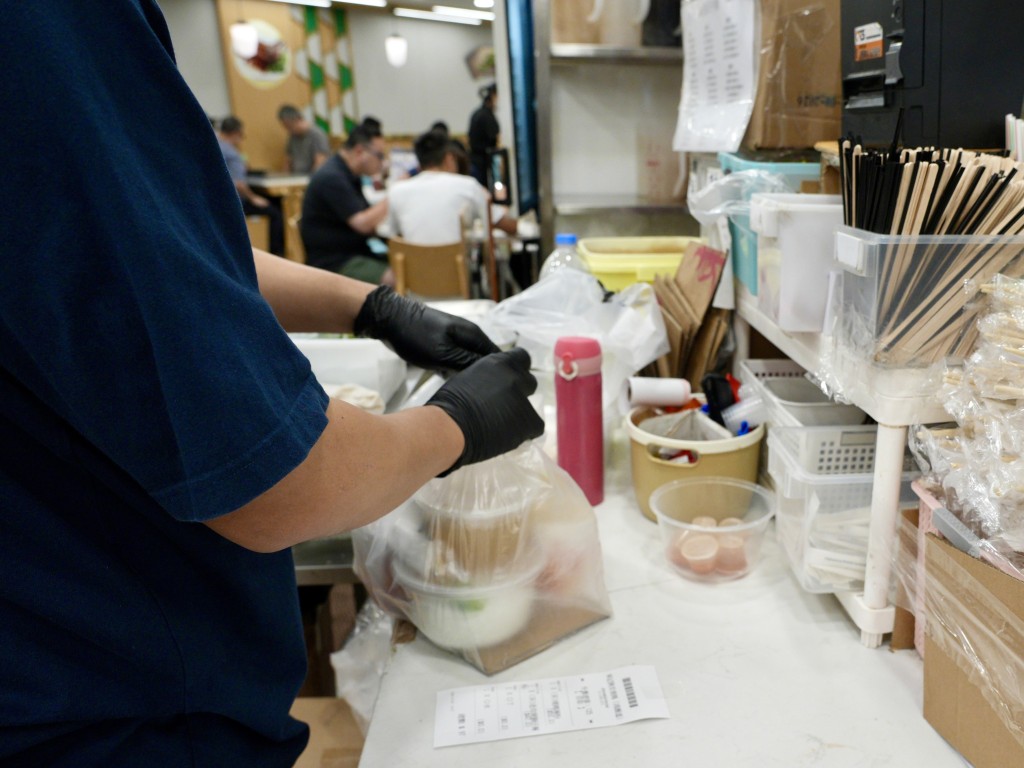 茶餐厅负责人黄生（左）坦言做生意角度当然是想节省些，「我哋都会等到最尾先至转」。欧乐年摄