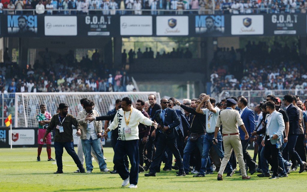 美斯印度行釀騷亂，8萬球迷無法看見怒毀球場喊「回水」。 路透社