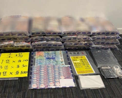 案中警方檢走1.8萬隻色情光碟。警方圖片
