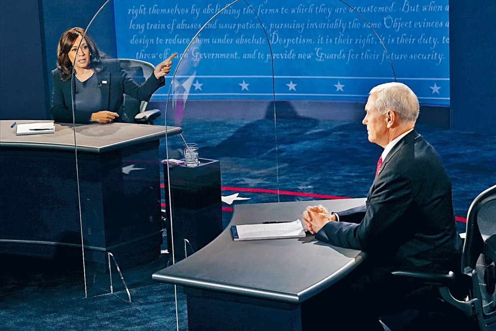 ■犹他大学的副总统候选人辩论场地中间，装设了防疫透明挡板隔开彭斯（右）与贺锦丽。