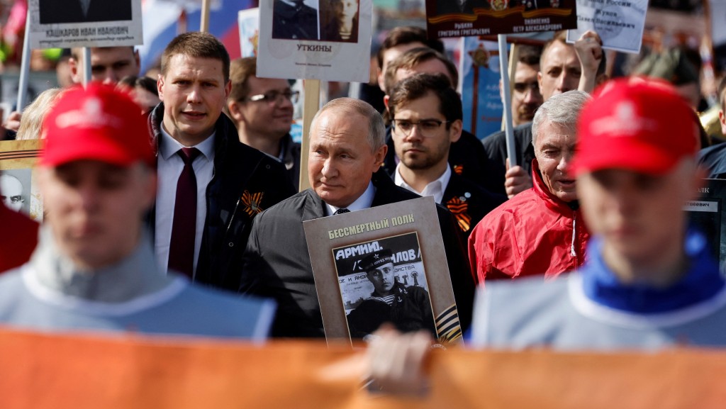 2022年5月9日，俄羅斯總統普京持其亡父的照片參加莫斯科的勝利日遊行。 路透社