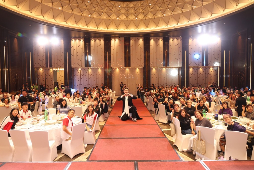 胡渭康分享:「我深信音樂和愛心能夠改變世界。」 胡渭康分享:「我深信音樂和愛心能夠改變世界。」