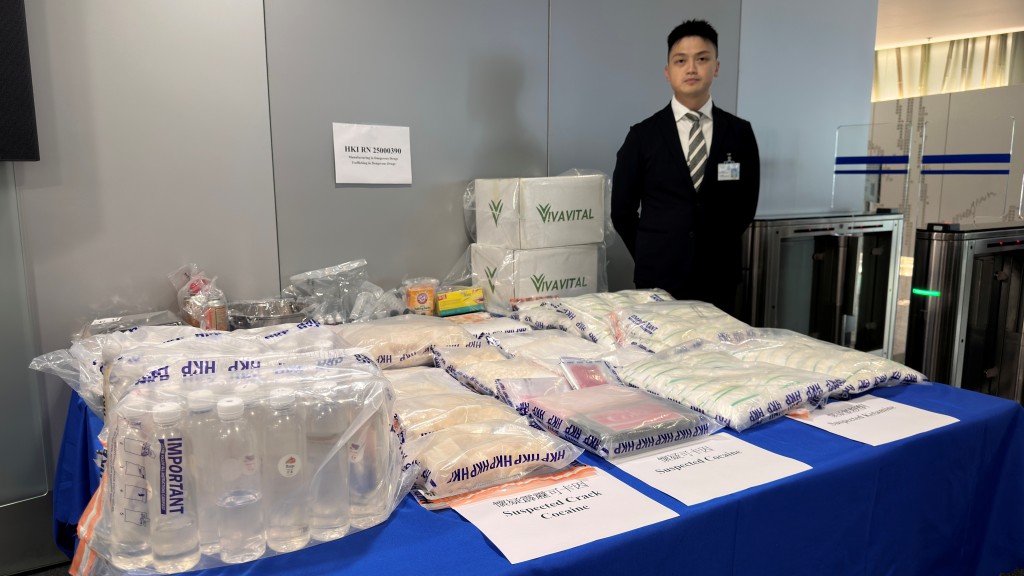 土瓜灣住宅淪製毒工場 警拘58歲男檢2200萬元各類毒品