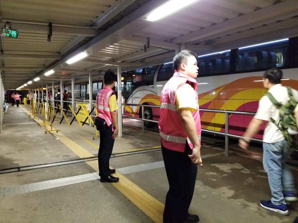 港铁安排接驳巴士疏导乘客
