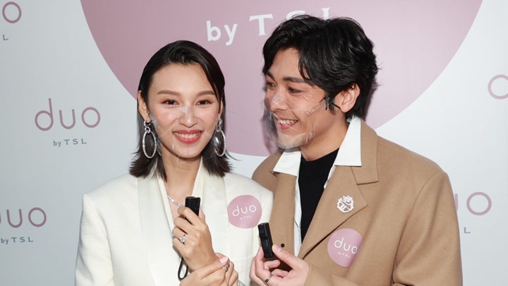 王丹妮獲老公攬住出活動。