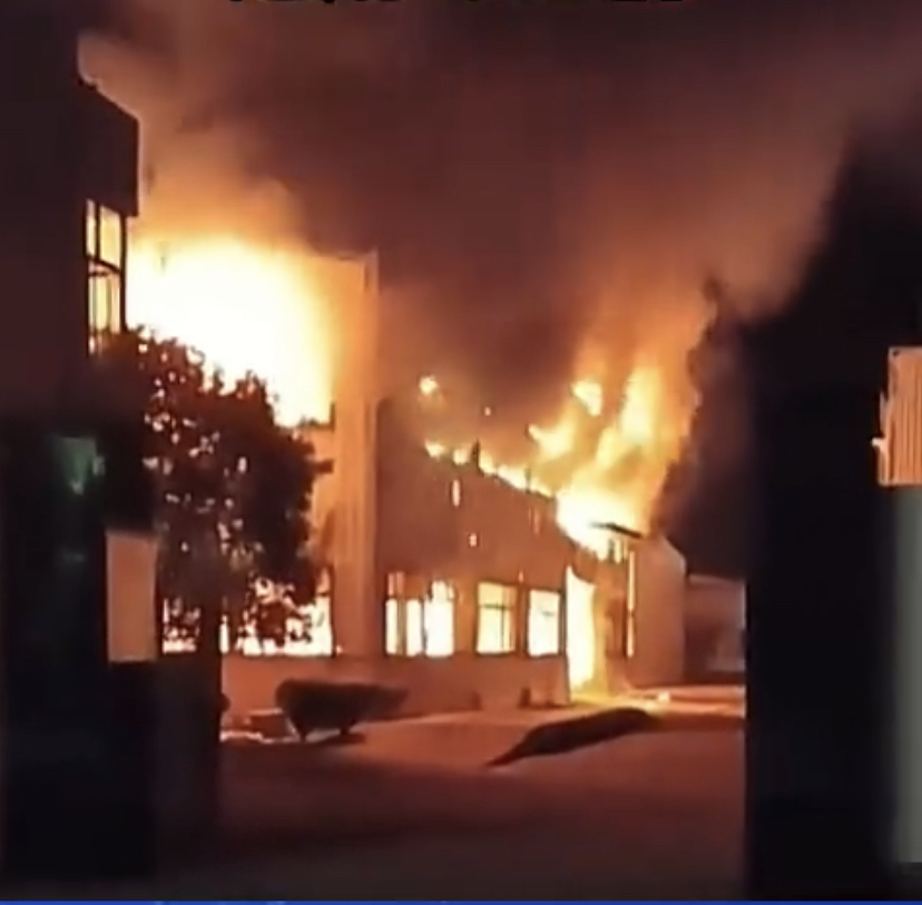 湖南常德一家藥廠爆炸起火，現場火勢猛烈。