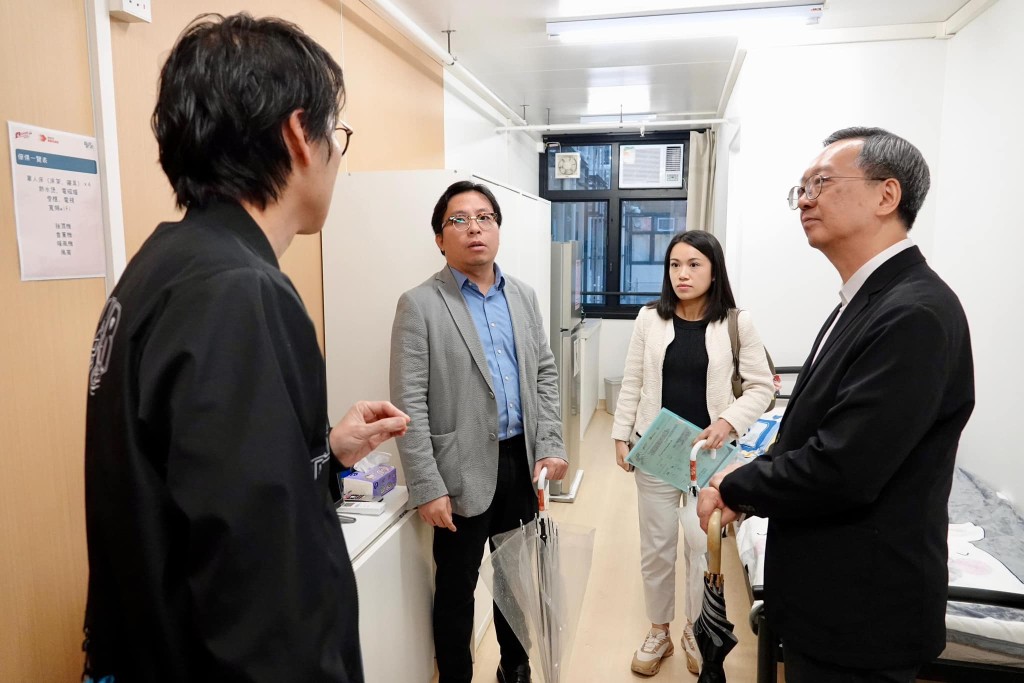 房屋局副局長戴尚誠今日參與宏福苑居民實地參觀房協的洪水橋「樂翹樓」和位於元朗的過渡性房屋項目「新田部屋」。 房屋局副局長戴尚誠今日參與宏福苑居民實地參觀房協的洪水橋「樂翹樓」和位於元朗的過渡性房屋項目「新田部屋」。