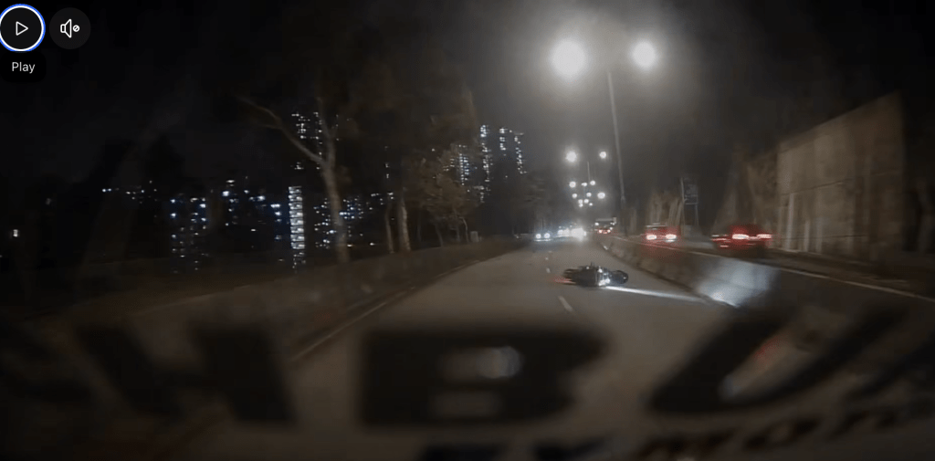 電單車則在失控後持續打轉滑行數十米，最終才停下。