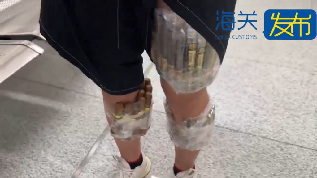 女子大腿綁上77支雪茄。海關發布