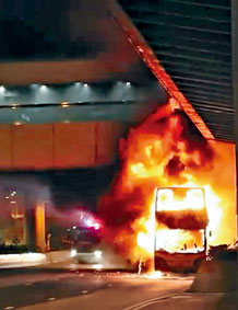 ■巴士起火焚毀，波及上方的行人天橋。