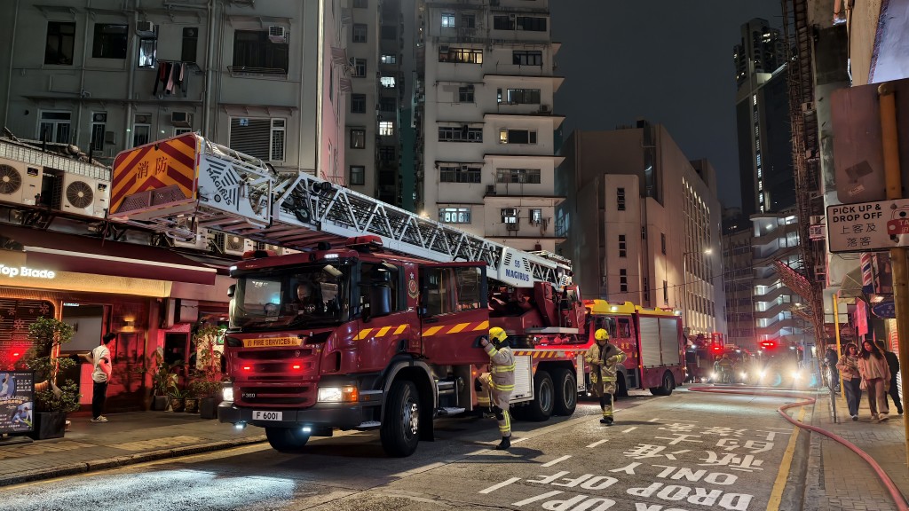 消防到場開喉灌救，迅速將火救熄。