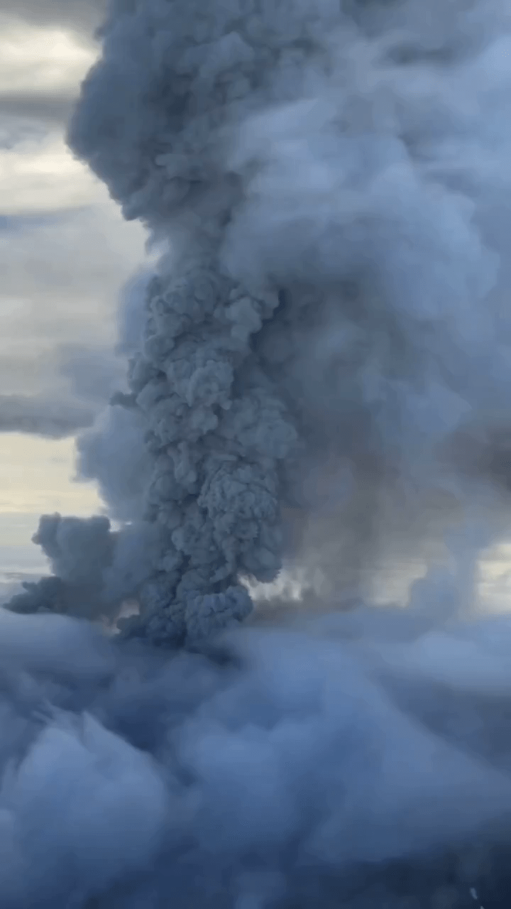 俄羅斯火山600年首爆發,灰柱噴6000米高。X@WeatherMonitors 俄羅斯火山600年首爆發,灰柱噴6000米高。X@WeatherMonitors