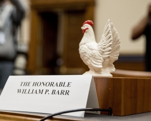 巴爾拒絕出席聽證會，有議員將一隻玩具雞放於巴爾原定的座位上，揶揄他是懦夫。AP