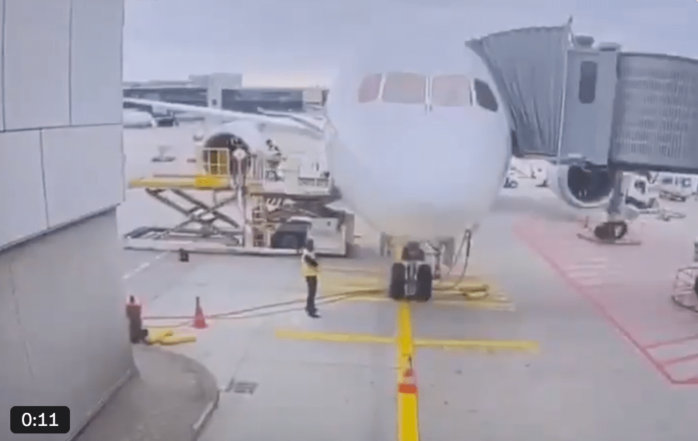 畫面顯示，這架雙引擎寬體客機在完全靜止的狀態下，前起落架突然發生結構性失效並完全坍塌。X@Aviationa2z 