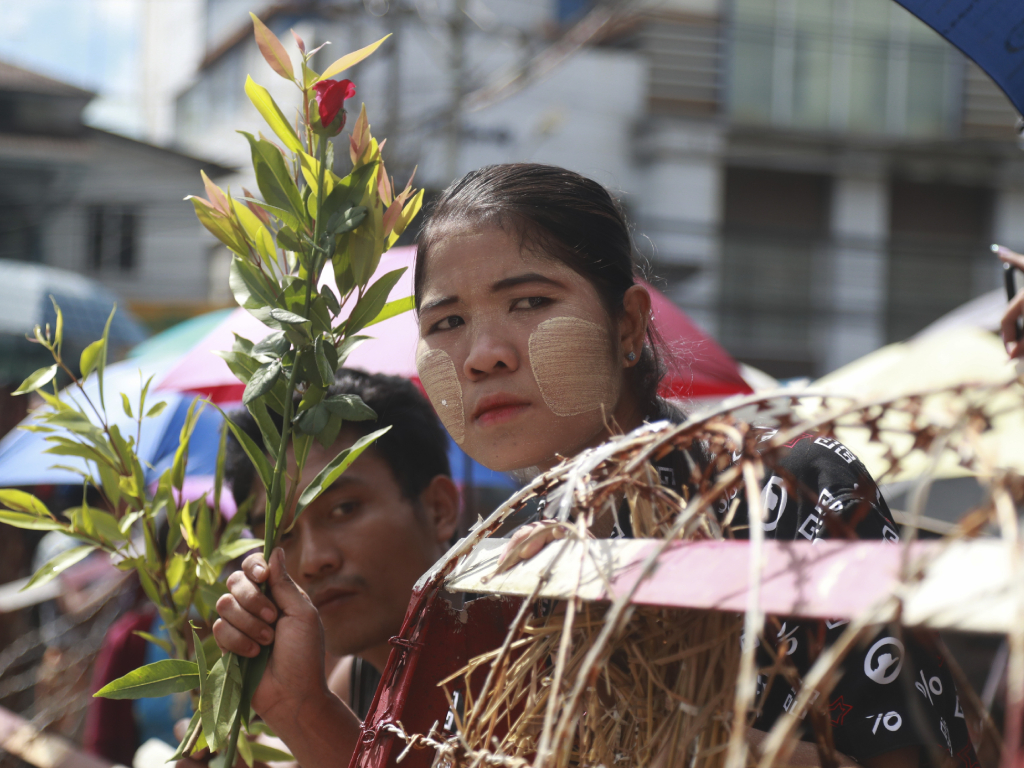 民众拿着鲜花守候。AP图片