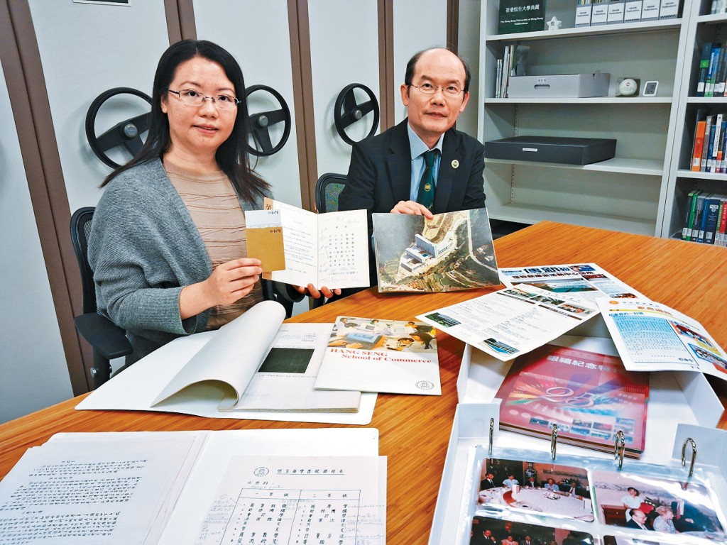 鄭世福（右）及俞慧思（左）一同協助恒大成立「大學檔案及特藏組」，收集了不少大學歷史相關的珍貴資料及物品。
