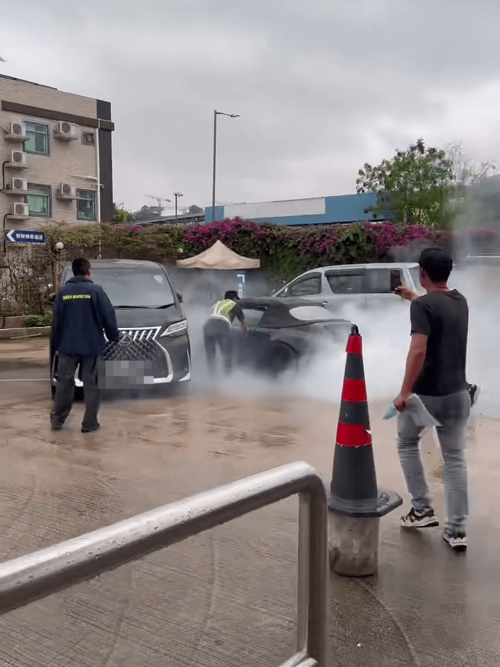 最后，保时捷撞向场内另一部黑色七人车，方才停下。FB：KindTiger4396@车cam L（香港群组）