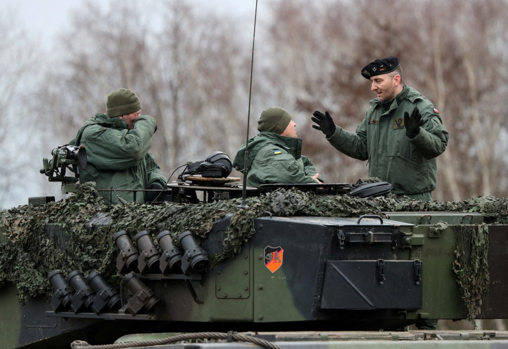 烏克蘭士兵在波蘭接受「豹2」坦克的訓練。 資料圖片