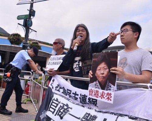 社民連梁國雄、黃浩銘等人於海洋公園外示威。