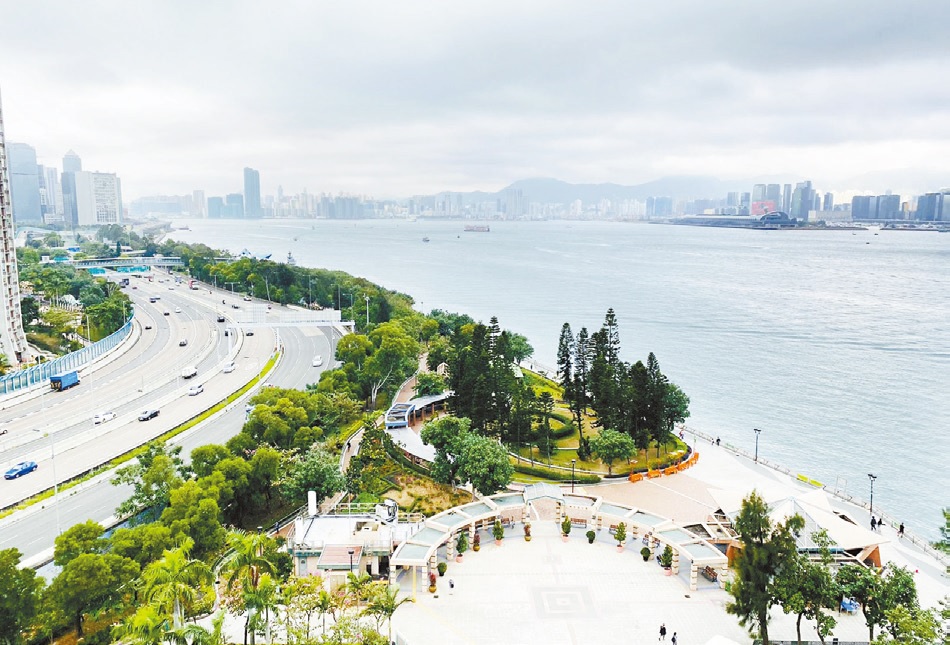 露台前臨鰂魚涌公園,眺望啟德郵輪碼頭海景。