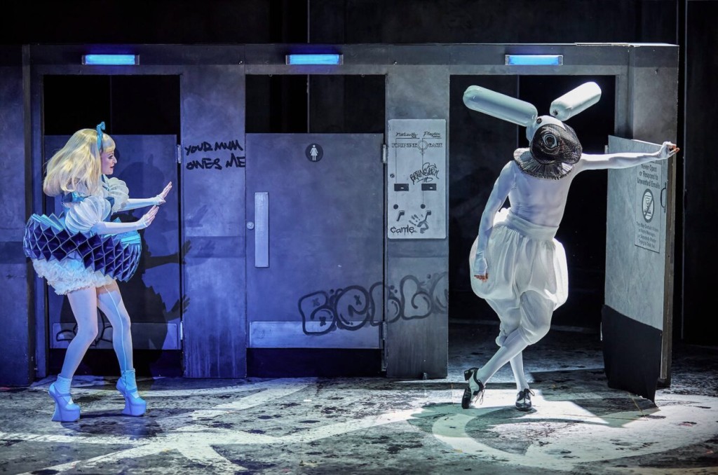 英国皇家剧院以《爱丽丝梦游仙境》为主题的作品剧照。