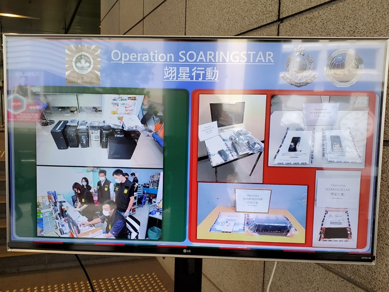 警方在行動中檢獲多樣電子產品。
