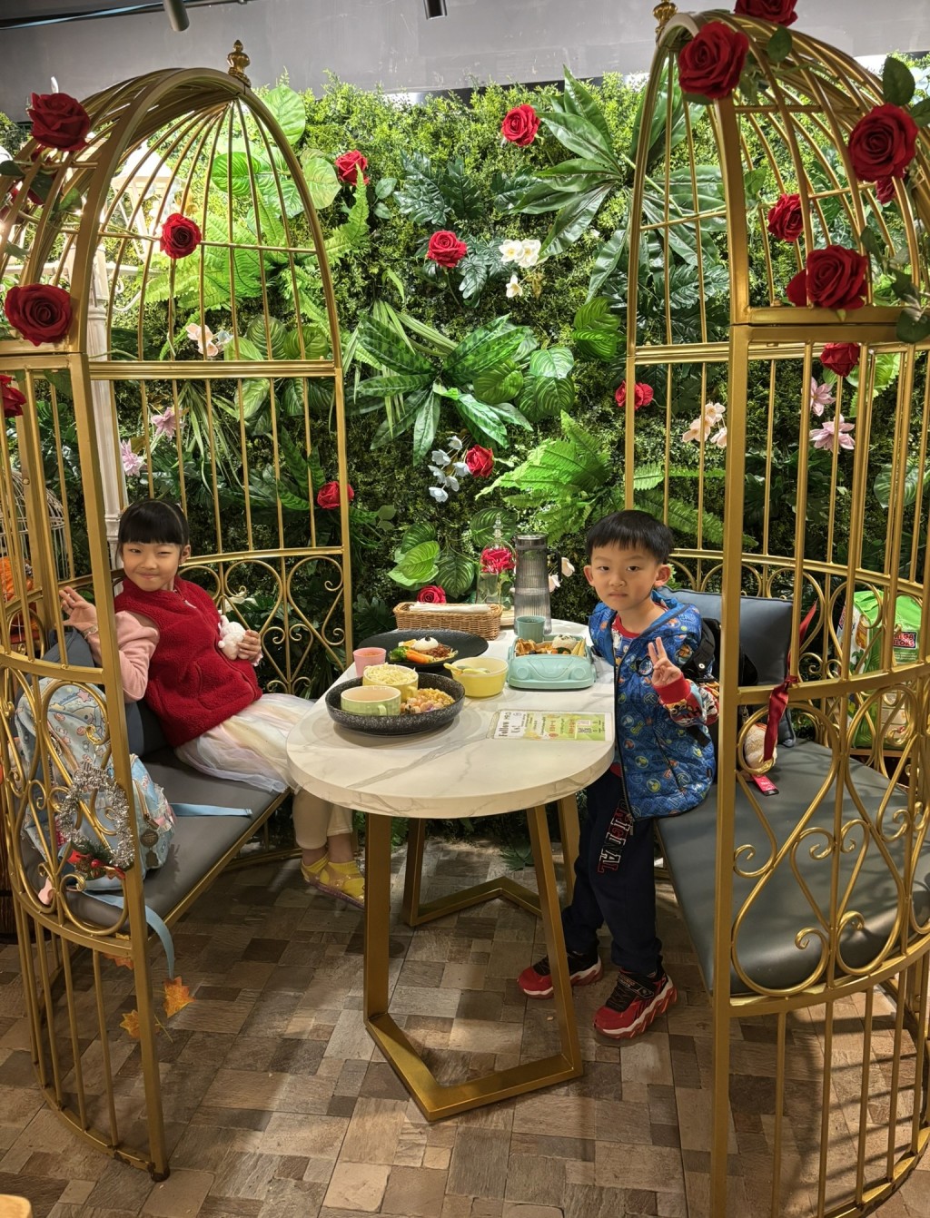 餐廳特別設有3個鳥籠座位，打卡一流。（圖片來源：《親子王》）