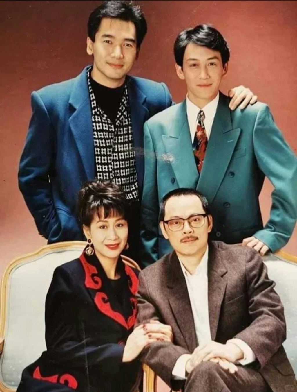 吳啟明:「照片裡永遠霸氣的『老爸』羅樂林,我和『親哥』方中信,『豪門阿媽』陳曼娜!」 吳啟明:「照片裡永遠霸氣的『老爸』羅樂林,我和『親哥』方中信,『豪門阿媽』陳曼娜!」